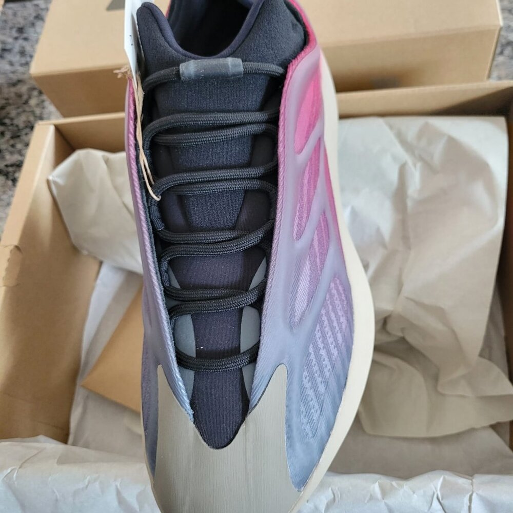 Adidas Yeezy 700 V3 Fade Carbon Fadcar  Mens 10.5 New in Box